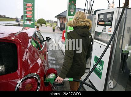 L'immagine mostra una donna che riempie il serbatoio della sua auto, in una stazione di rifornimento a Heeline, giovedì 20 gennaio 2022. FOTO DI BELGA ERIC LALMAND Foto Stock