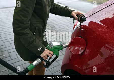 L'immagine mostra una donna che riempie il serbatoio della sua auto, in una stazione di rifornimento a Heeline, giovedì 20 gennaio 2022. FOTO DI BELGA ERIC LALMAND Foto Stock