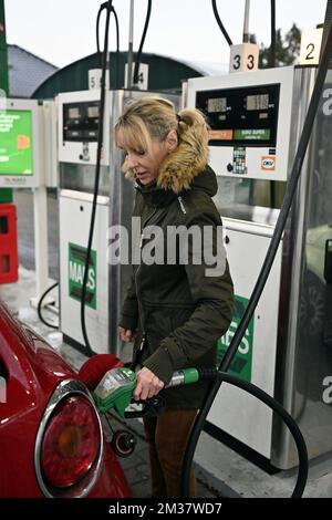 L'immagine mostra una donna che riempie il serbatoio della sua auto, in una stazione di rifornimento a Heeline, giovedì 20 gennaio 2022. FOTO DI BELGA ERIC LALMAND Foto Stock