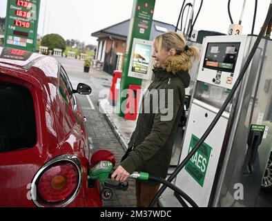 L'immagine mostra una donna che riempie il serbatoio della sua auto, in una stazione di rifornimento a Heeline, giovedì 20 gennaio 2022. FOTO DI BELGA ERIC LALMAND Foto Stock