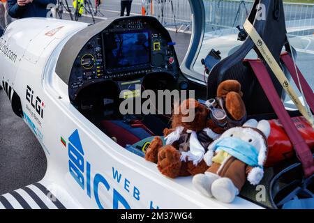 L'immagine mostra il ritorno del 19-year-old Zara Rutherford il tentativo record di diventare la donna più giovane mai a volare da solo intorno al mondo in un piccolo aereo, al Wevelgem Airfield, Giovedi 20 gennaio 2022. Zara Rutherford ha un padre inglese e una madre belga. Suo padre, Sam Rutherford, è un ex pilota dell'esercito britannico che era di stanza in Belgio. BELGA FOTO KURT DESPLENTER Foto Stock