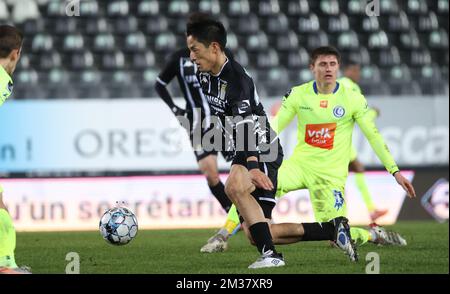 Ryota Morioka di Charleroi combatte per la palla durante una partita di calcio tra Sporting Charleroi e KAA Gent, sabato 22 gennaio 2022 a Charleroi, il 23° giorno della prima divisione del campionato belga della 'Jupiler Pro League' 2021-2022. BELGA PHOTO VIRGINIE LEFOUR Foto Stock