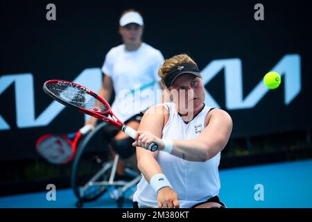 La coppia olandese Diede De Groot (WTA 1) e Aniek Van Koot (WTA 3) raffigurati in azione durante la finale della carrozzella femminile raddoppia tra la coppia olandese De Groot// Van Koot e la coppia giapponese/britannica Kamiji / Shuker al torneo di tennis Grand Slam 'Australian Open', Mercoledì 26 gennaio 2022 a Melbourne Park, Melbourne, Australia. L'edizione 2022 del Grand Slam australiano si svolge dal 17th al 30th gennaio. FOTO DI BELGA PATRICK HAMILTON Foto Stock