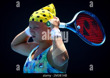 La russa Diana Shnaider ha mostrato durante i quarti di finale nei singoli delle ragazze tra Costoulas belghe e Russian Shnaider al torneo di tennis 'Australian Open' Grand Slam, giovedì 27 gennaio 2022 a Melbourne Park, Melbourne, Australia. L'edizione 2022 del Grand Slam australiano si svolge dal 17th al 30th gennaio. FOTO DI BELGA PATRICK HAMILTON Foto Stock