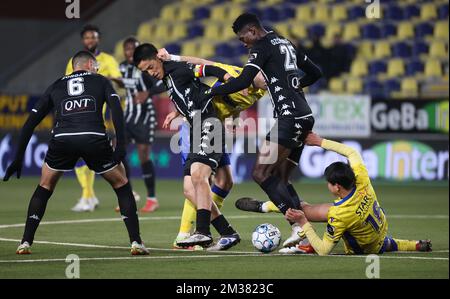 Ryota Morioka di Charleroi combatte per la palla durante una partita di calcio tra Sint-Truidense VV e Sporting Charleroi, venerdì 28 gennaio 2022 a Sint-Truiden, il giorno 25 della prima divisione del campionato belga della 'Jupiler Pro League'. BELGA PHOTO VIRGINIE LEFOUR Foto Stock