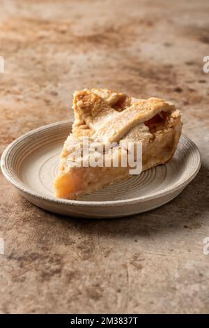 Le mani dell'uomo tagliano le forme e fanno i biscotti. Procedura di creazione dei biscotti di Natale. Vista dall'alto, spazio di testo. Orientamento verticale Foto Stock