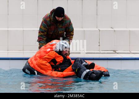 L'immagine mostra l'esercizio di emergenza 'COLD SWET' dell'Aeronautica militare della Difesa Belga, giovedì 03 febbraio 2022 a Oostduinkerke. Durante l'esercizio verranno esercitate tecniche di sopravvivenza per gli incidenti che coinvolgono l'acqua. BELGA FOTO KURT DESPLENTER Foto Stock