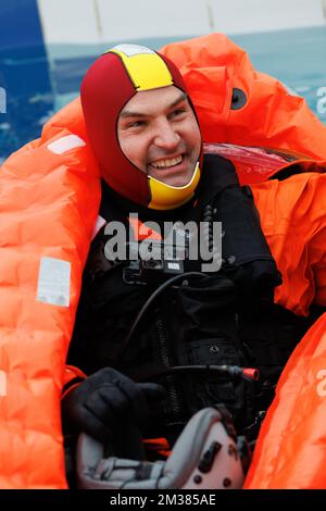 L'immagine mostra l'esercizio di emergenza 'COLD SWET' dell'Aeronautica militare della Difesa Belga, giovedì 03 febbraio 2022 a Oostduinkerke. Durante l'esercizio verranno esercitate tecniche di sopravvivenza per gli incidenti che coinvolgono l'acqua. BELGA FOTO KURT DESPLENTER Foto Stock