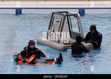 L'immagine mostra l'esercizio di emergenza 'COLD SWET' dell'Aeronautica militare della Difesa Belga, giovedì 03 febbraio 2022 a Oostduinkerke. Durante l'esercizio verranno esercitate tecniche di sopravvivenza per gli incidenti che coinvolgono l'acqua. BELGA FOTO KURT DESPLENTER Foto Stock