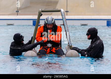 L'immagine mostra l'esercizio di emergenza 'COLD SWET' dell'Aeronautica militare della Difesa Belga, giovedì 03 febbraio 2022 a Oostduinkerke. Durante l'esercizio verranno esercitate tecniche di sopravvivenza per gli incidenti che coinvolgono l'acqua. BELGA FOTO KURT DESPLENTER Foto Stock