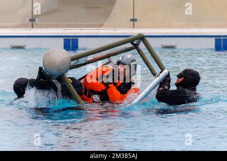 L'immagine mostra l'esercizio di emergenza 'COLD SWET' dell'Aeronautica militare della Difesa Belga, giovedì 03 febbraio 2022 a Oostduinkerke. Durante l'esercizio verranno esercitate tecniche di sopravvivenza per gli incidenti che coinvolgono l'acqua. BELGA FOTO KURT DESPLENTER Foto Stock