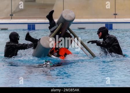 L'immagine mostra l'esercizio di emergenza 'COLD SWET' dell'Aeronautica militare della Difesa Belga, giovedì 03 febbraio 2022 a Oostduinkerke. Durante l'esercizio verranno esercitate tecniche di sopravvivenza per gli incidenti che coinvolgono l'acqua. BELGA FOTO KURT DESPLENTER Foto Stock