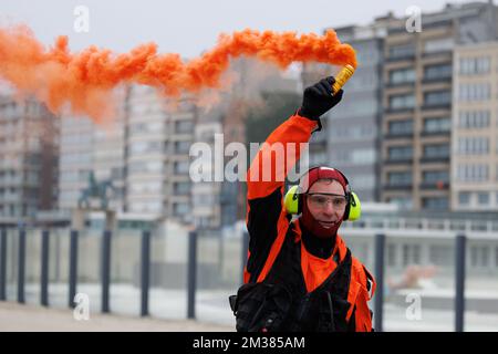 CO 40 SQN Major Steven Boxberger nella foto durante l'esercizio di emergenza 'COLD SWET' dell'Aeronautica militare della Difesa Belga, giovedì 03 febbraio 2022 a Oostduinkerke. Durante l'esercizio verranno esercitate tecniche di sopravvivenza per gli incidenti che coinvolgono l'acqua. BELGA FOTO KURT DESPLENTER Foto Stock