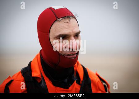 CO 40 SQN Major Steven Boxberger nella foto durante l'esercizio di emergenza 'COLD SWET' dell'Aeronautica militare della Difesa Belga, giovedì 03 febbraio 2022 a Oostduinkerke. Durante l'esercizio verranno esercitate tecniche di sopravvivenza per gli incidenti che coinvolgono l'acqua. BELGA FOTO KURT DESPLENTER Foto Stock