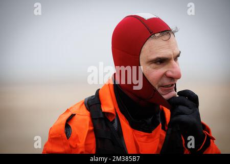 CO 40 SQN Major Steven Boxberger nella foto durante l'esercizio di emergenza 'COLD SWET' dell'Aeronautica militare della Difesa Belga, giovedì 03 febbraio 2022 a Oostduinkerke. Durante l'esercizio verranno esercitate tecniche di sopravvivenza per gli incidenti che coinvolgono l'acqua. BELGA FOTO KURT DESPLENTER Foto Stock