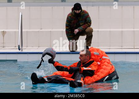 L'immagine mostra l'esercizio di emergenza 'COLD SWET' dell'Aeronautica militare della Difesa Belga, giovedì 03 febbraio 2022 a Oostduinkerke. Durante l'esercizio verranno esercitate tecniche di sopravvivenza per gli incidenti che coinvolgono l'acqua. BELGA FOTO KURT DESPLENTER Foto Stock