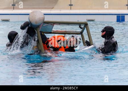 L'immagine mostra l'esercizio di emergenza 'COLD SWET' dell'Aeronautica militare della Difesa Belga, giovedì 03 febbraio 2022 a Oostduinkerke. Durante l'esercizio verranno esercitate tecniche di sopravvivenza per gli incidenti che coinvolgono l'acqua. BELGA FOTO KURT DESPLENTER Foto Stock