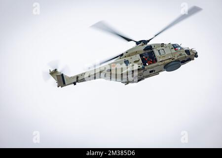 NH90 elicottero DI FREGATA della NATO raffigurato durante l'esercizio di emergenza 'COLD SWET' dell'Aeronautica militare della Difesa Belga, giovedì 03 febbraio 2022 a Oostduinkerke. Durante l'esercizio verranno esercitate tecniche di sopravvivenza per gli incidenti che coinvolgono l'acqua. BELGA FOTO KURT DESPLENTER Foto Stock