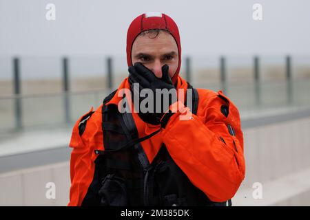 CO 40 SQN Major Steven Boxberger nella foto durante l'esercizio di emergenza 'COLD SWET' dell'Aeronautica militare della Difesa Belga, giovedì 03 febbraio 2022 a Oostduinkerke. Durante l'esercizio verranno esercitate tecniche di sopravvivenza per gli incidenti che coinvolgono l'acqua. BELGA FOTO KURT DESPLENTER Foto Stock