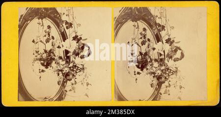 Pentola appesa, arrangiamenti di fiori, specchi Foto Stock