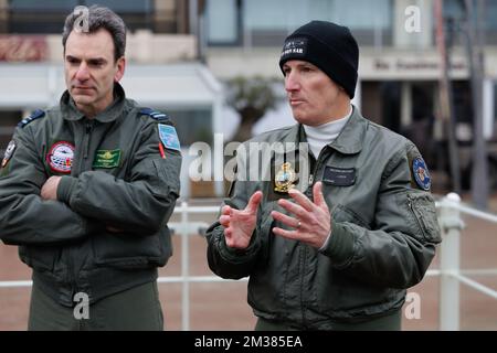 CO 40 SQN Major Steven Boxberger e SQN Adjutant Major of Naval Personnel Johan Rycx hanno illustrato durante l'esercizio di emergenza 'COLD SWET' dell'aeronautica militare della difesa belga, giovedì 03 febbraio 2022 a Oostduinkerke. Durante l'esercizio verranno esercitate tecniche di sopravvivenza per gli incidenti che coinvolgono l'acqua. BELGA FOTO KURT DESPLENTER Foto Stock