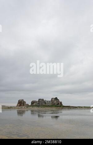 Vecchia casa tra 2 rocce in bretany Fance Foto Stock