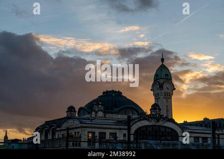 Limoges Benedictins Stazione ferroviaria con sole dietro la torre, la stazione più bella in Francia 2022 Foto Stock