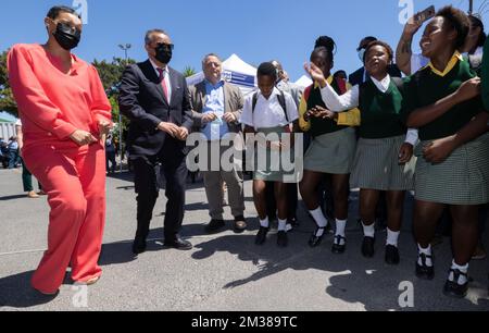 Ministro della cooperazione allo sviluppo Meryame Katir, direttore generale DELL'ORGANIZZAZIONE mondiale della sanità, DOTT. Tedros Adhanom Ghebreyesus e virologo belga Marc Van Ranst, raffigurati durante una visita al Centro sanitario comunitario Crossroads e la loro iniziativa Taxi-Taxi, Il primo giorno di una missione in Sudafrica del ministro belga della cooperazione e dello sviluppo, a Città del Capo, Sudafrica, venerdì 11 febbraio 2022. L'obiettivo di questa missione è l'importanza di un accesso equo ai vaccini COVID in tutto il mondo e di prendere nota di una serie di iniziative che si stanno sviluppando intorno a questo argomento in Foto Stock