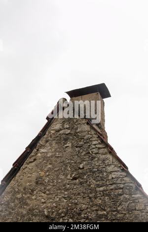 Camino su un tetto storico casa con piastrelle Foto Stock