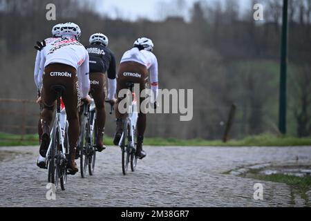 AG2R i piloti Citroen hanno ritratto in azione durante la ricognizione della pista, in vista della gara ciclistica di una giornata Omloop Het Nieuwsblad, giovedì 24 febbraio 2022, a Oudenaarde. FOTO DI BELGA DAVID STOCKMAN Foto Stock
