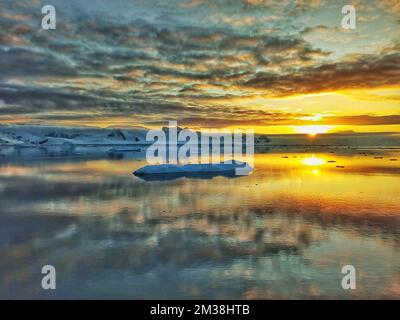 splendida vista del tramonto in antartide, paesaggio antartico, tramonto atntattico, tramonto antartico, tramonto, antartide, iceberg antartico, ghiacciaio antartico Foto Stock