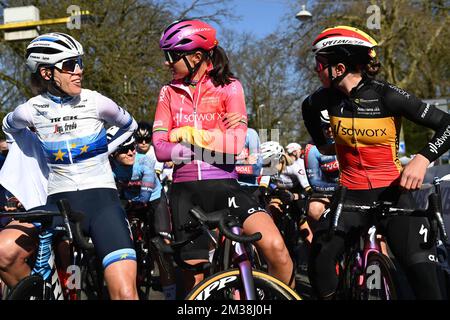 L'olandese Ellen Van Dijk di Trek - Segafredo , l'olandese Chantal van den Broek-Blaak di SD Worx e il belga Lotte Kopecky di SD Worx, raffigurati all'inizio della corsa femminile d'élite dell'Omloop Het Nieuwsblad di un giorno, 128,4km da Gent a Ninove, sabato 26 febbraio 2022. FOTO DI BELGA JASPER JACOBS Foto Stock