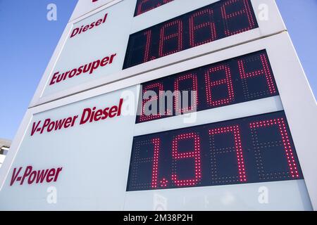 La figura mostra una stazione di servizio a Bruxelles, sabato 05 marzo 2022. Il prezzo del carburante per auto diesel ha raggiunto i 2 euro al litro. FOTO DI BELGA NICOLAS MAETERLINCK Foto Stock