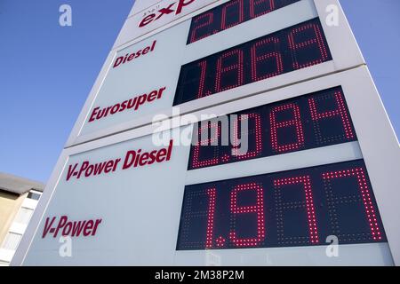 La figura mostra una stazione di servizio a Bruxelles, sabato 05 marzo 2022. Il prezzo del carburante per auto diesel ha raggiunto i 2 euro al litro. FOTO DI BELGA NICOLAS MAETERLINCK Foto Stock