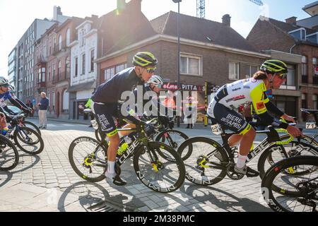 Pagina francese Hugo di Intermarche Wanty-Gobert Materiaux e belga Tom Devriendt di Intermarche Wanty-Gobert Materiaux raffigurati in azione durante la 11th edizione della gara ciclistica 'Grote Prijs Jean-Pierre Monsere', 203,2km da Hooglede a Roeselare domenica 06 marzo 2022. FOTO DI BELGA MARIJN DE KEYZER Foto Stock