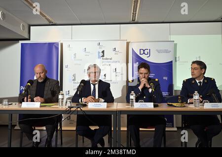 Il procuratore pubblico di Anversa Franky De Keyzer, il viceprocuratore federale Eric Bisschop, il direttore generale della polizia giudiziaria federale Eric Snoeck e il direttore del FGP di Anversa Yve Driesen, illustrati nel corso di una conferenza stampa della Procura federale sulla decifratura dei telefoni criptati offerti dalla società Sky ECC, a Bruxelles, Mercoledì 09 marzo 2022. La polizia belga e olandese ha violato l'autoproclamata "piattaforma di messaggistica più sicura che si può acquistare" della rete criptofono Sky ECC e ha intercettato un miliardo di messaggi. Il processo decisionale ha avuto un notevole impatto sulle azioni intraprese Foto Stock