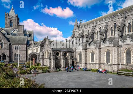 Irlanda, Dublino - Settembre 16 2022: La Cattedrale della Chiesa di Cristo (formalmente la Cattedrale della Santissima Trinità) con la Casa del Capitolo sulla sinistra. Foto Stock