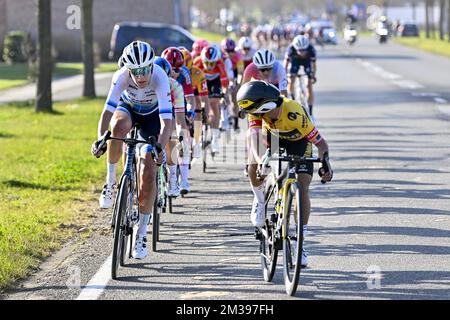 L'olandese Ellen Van Dijk e l'americano Coryn Rivera hanno mostrato in azione durante la gara ciclistica femminile Gent-Wevelgem - nei campi delle Fiandre, 159km da Ieper a Wevelgem, domenica 27 marzo 2022. FOTO DI BELGA ERIC LALMAND Foto Stock