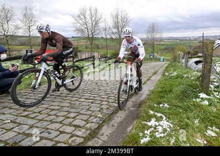 AG2R i piloti Citroen hanno mostrato in azione durante una sessione di allenamento sul tracciato della gara ciclistica di Ronde van Vlaanderen, venerdì 01 aprile 2022. La 106th° edizione della gara ciclistica si terrà domenica di Pasqua 03 aprile. FOTO DI BELGA DIRK WAEM Foto Stock