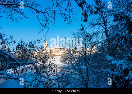 Lo scenario invernale innevato del Castello di Pruhonice e dello stagno di Podzamecky nel Parco di Pruhonice alla periferia di Praga, Repubblica Ceca, 13 dicembre 2022. Foto Stock