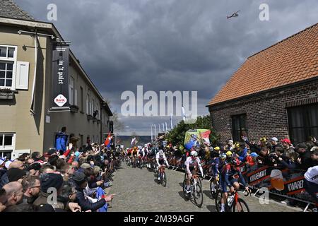 L'illustrazione mostra 'De Oude Kwaremont' nella foto durante la corsa maschile del 'Ronde van Vlaanderen - Tour des Flandres - Tour of Flanders', un giorno di ciclismo, 272,5km da Anversa a Oudenaarde, domenica 03 aprile 2022. FOTO DI BELGA DIRK WAEM Foto Stock