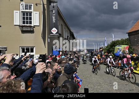 L'illustrazione mostra 'De Oude Kwaremont' nella foto durante la corsa maschile del 'Ronde van Vlaanderen - Tour des Flandres - Tour of Flanders', un giorno di ciclismo, 272,5km da Anversa a Oudenaarde, domenica 03 aprile 2022. FOTO DI BELGA DIRK WAEM Foto Stock