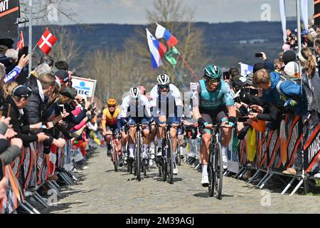 L'illustrazione mostra 'De Oude Kwaremont' nella foto durante la corsa maschile del 'Ronde van Vlaanderen - Tour des Flandres - Tour of Flanders', un giorno di ciclismo, 272,5km da Anversa a Oudenaarde, domenica 03 aprile 2022. FOTO DI BELGA DIRK WAEM Foto Stock