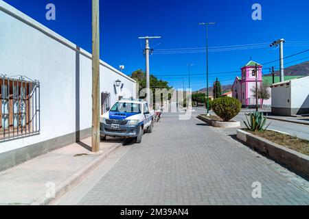 La Poma, Argentina - 11 aprile 2022: SUV in una stazione di polizia in un villaggio di montagna nelle Ande del Sud America Foto Stock