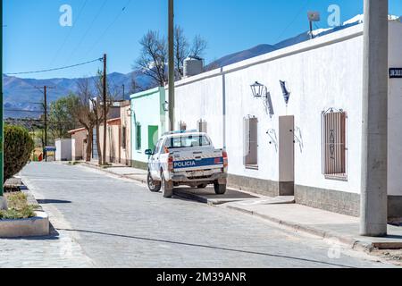 La Poma, Argentina - 11 aprile 2022: SUV in una stazione di polizia in un villaggio di montagna nelle Ande del Sud America Foto Stock