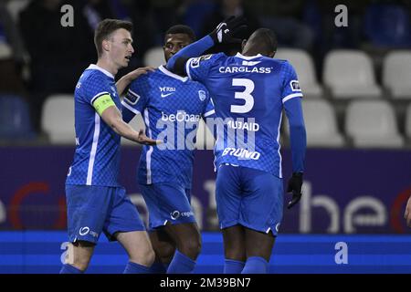 Bryan Heynen di Genk, Mark McKenzie di Genk e Mujaid Sadick Aliu di Genk festeggiano dopo aver segnato durante una partita di calcio tra KRC Genk e KAS Eupen, domenica 03 aprile 2022 a Genk, il 33° giorno della prima divisione del campionato belga della 'Jupiler Pro League' 2021-2022. FOTO DI BELGA JOHAN EYCKENS Foto Stock