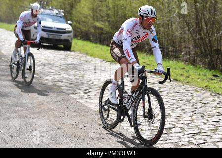 AG2R piloti Citroen hanno mostrato in azione in preparazione alla 119th° edizione della gara ciclistica di una giornata 'Paris-Roubaix', da Compiegne, vicino Parigi a Roubaix, giovedì 14 aprile 2022. Questa è la prima volta dal 2019 che la gara si può tenere di nuovo in aprile, in quanto le precedenti edizioni sono state annullate o rimandate a causa della pandemia del Covid-19. BELGA FOTO LUC CLAESSEN Foto Stock