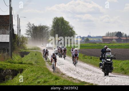 AG2R piloti Citroen hanno mostrato in azione in preparazione alla 119th° edizione della gara ciclistica di una giornata 'Paris-Roubaix', da Compiegne, vicino Parigi a Roubaix, giovedì 14 aprile 2022. Questa è la prima volta dal 2019 che la gara si può tenere di nuovo in aprile, in quanto le precedenti edizioni sono state annullate o rimandate a causa della pandemia del Covid-19. BELGA FOTO LUC CLAESSEN Foto Stock