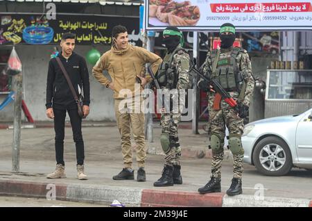 Città di Gaza, striscia di Gaza, Palestina. 14th dicembre 2022. Membri e sostenitori del movimento di resistenza islamica palestinese Hamas partecipano a un raduno a Rafah City, nella striscia di Gaza, il 14 dicembre 2022, in occasione del 35th° anniversario della fondazione del gruppo. Foto di Abdelrahman Ismael/UPI Credit: UPI/Alamy Live News Foto Stock