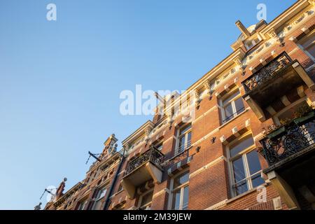 Amsterdam case o appartamenti con ganci al piano superiore per il sollevamento di mobili e oggetti pesanti, noto come Hijsbalk. Olanda del Nord, Paesi Bassi Foto Stock